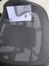 赫曼米勒（HERMAN MILLER）美国品牌 99成新二代赫曼aeron原装二手人体工学椅电脑椅 整椅发货 质保十二年 久坐护腰办公椅电脑椅 【基础款】石墨黑带腰托（中号/尼龙脚/头枕） 实拍图