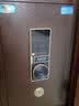 虎牌【隐蔽安防 多款可选】隐形保险柜防盗保险箱家用床头保险柜办公指纹密码智能WiFi远程监控 110cm高-老榆木外壳-中国式高柜  指纹 电子密码 实拍图