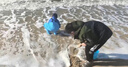 兜逛介家赶海服儿童赶海连体裤玩水连体下水裤全身涉水裤半身雨裤防水鱼裤 天蓝色 34-35号【鞋内长21.5cm】 实拍图