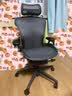 赫曼米勒（HERMAN MILLER）美国品牌 99成新二代赫曼aeron原装二手人体工学椅电脑椅 整椅发货 质保十二年 久坐护腰办公椅电脑椅 石墨黑（中号+尼龙脚） 送头枕 实拍图