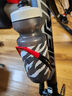 SPECIALIZED闪电 RIB CAGE II 户外骑行轻量耐用公路车山地自行车通用水壶架 磨砂黑/佛罗红 默认 实拍图