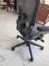赫曼米勒（HERMAN MILLER）美国品牌 99成新二代赫曼aeron原装二手人体工学椅电脑椅 整椅发货 质保十二年 久坐护腰办公椅电脑椅 【基础款】石墨黑带腰托（中号/尼龙脚/头枕） 实拍图
