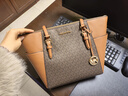 MICHAEL KORS 2件9折礼物奢侈品MK女士包包CHARLOTTE托特包 大号 深棕/橡果棕 实拍图
