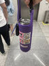 致仕便携式背带斜跨通用水壶瓶袋子儿童杯子防摔套水杯套保温杯保护套 紫色库洛米手提+斜挎带 1个 实拍图