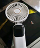 卡培登 手持小风扇 多功能智能数显5挡大风力风扇便携迷你充电风扇办公室宿舍桌面户外可用 H01白色 实拍图