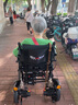 Ainsnbot美国电动轮椅车602智能老人专用全自动轻便可折叠旅行电动手推车 免充气/转向灯/测血氧-跑35KM-银 实拍图