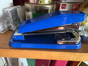 得力（deli）可旋转订书机学生用大号钉书机多功能办公用订书器家用定厚书省力重型加厚订中缝起订装订机 360°旋转可订50页【蓝色】附2500枚钉 实拍图
