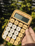 得力(deli)黄油小熊机械按键计算器 桌面/手持时尚圆点按键计算器 办公用品 NS043-B棕色 实拍图