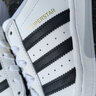 adidas男大童SUPERSTAR经典贝壳头板鞋小白鞋儿童阿迪达斯三叶草 白/一号黑/金 36.5 (225mm) 晒单实拍图