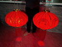菲享 新年灯笼大门挂的2025一对植绒大红灯笼全家福过年阳台led灯挂饰 100#【适合大门/门面】+感光灯 【七彩金福字大红灯笼，一对装】 实拍图