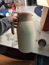 京东京造保温壶 暖水壶大容量家用热水瓶不锈钢316 一壶两杯 2.2L燕麦色 实拍图