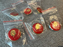 爱韶说 毛主席爷爷纪念勋章红色滴胶胸针像章徽章为人民服务伟人收藏品 2CM 小号3枚装（别针款） 实拍图