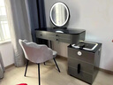 瑾尊 JEONZURU智能蓝牙无线充电梳妆台轻奢风简约多功能实木化妆桌卧室化妆台 灰黑118桌+智能柜+小兔镜+花瓣椅 实拍图
