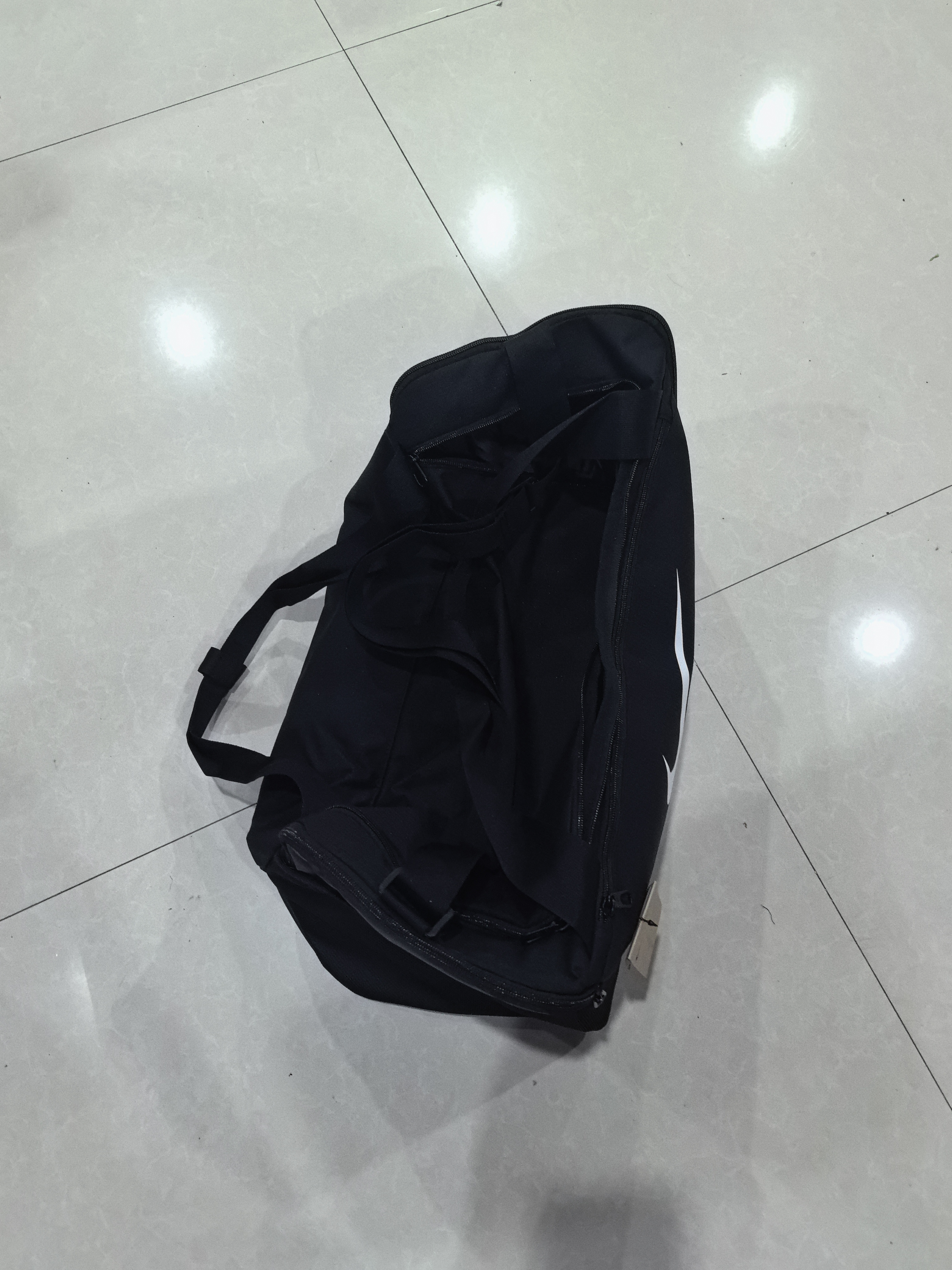 耐克（NIKE）运动包男包女包新款训练包桶包行李包大容量篮球旅行包 DM3976-010 独立鞋仓/可拆卸肩带 均码 （约40L/52*28*28cm） 实拍图