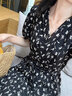 伊芙丽（eifini）伊芙丽V领围裹式收腰显瘦碎花连衣裙女2024夏装新款气质碎花裙 黑色 短款 XL 170/92A 实拍图