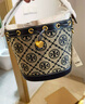 Tory Burch 汤丽柏琦 T MONOGRAM 提花斜挎水桶包TB 79487 海军蓝皇家海军蓝 405 实拍图