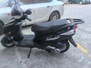 坤豪125踏板摩托车踏板车燃油助力车国四电喷可上牌省油摩外卖车街车 磨砂黑电喷版(/USB接口/尾箱/合格证/发票礼包) 实拍图