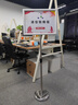 宜甜 指示牌立牌展示牌不锈钢广告引导牌a4立式指示牌引导牌水牌展示架a3引路会议指引牌迎宾牌 直角 A3银色【1套装 配加重注水块】 实拍图