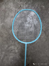 的幸均衡之刃超轻羽毛球拍全碳素纤维羽毛球耐打初学者新手耐用单拍 均衡之刃-冰川蓝（5U） 质保30磅（已穿线+两个手胶） 实拍图