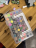 丙烯马克笔卡皮巴拉贴纸小学生专用女孩礼物水彩笔可叠色彩色笔防水儿童画笔 其他/other 60色（送卡皮巴拉贴纸+升级收纳桶） 实拍图
