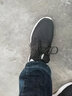 特步男鞋加绒加厚棉鞋保暖运动鞋防滑跑步鞋秋冬季黑鞋皮面休闲鞋子男 茶白色/墨青蓝/加绒 41 实拍图