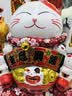 吉猫堂招财猫摆件开业大号自动摇手店铺前台家居客厅装饰发财猫送礼礼品 29CM高【生意兴隆招财元宝】摇手猫 【礼盒+坐垫+围脖】电池插电两用 实拍图