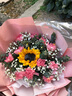 植伴康乃馨百合鲜花生日祝福探望病人母亲节鲜花速递送妈妈全国同城店 R款-11朵康乃馨加1朵向日葵 实拍图