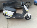 五羊【官方正品】2025款电动摩托车NFC解锁大功率电动车俩轮代步电摩男女时尚电动踏板车 源彩白/速度50M/前碟后鼓/靠背板 72V35A/全新石墨烯电池/木架发货 实拍图