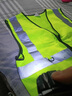 首盾 反光背心夏季透气工地反光服 交通警示骑行环卫反光衣四季通用施工反光马甲工作服可定制印字 加厚多口袋拉链款-荧光黄 实拍图
