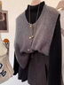 妙奕嘉灰色针织马甲外穿小香风背心女春装2026新款上衣洋气时尚外搭开衫 灰色小金扣法式针织马甲 均码 【建议118斤以内】 实拍图