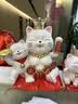 十号公馆招财猫摆件自动招手2026新款办公室前台店铺收银台装饰新开业礼物 【带红色垫子】八方来财红 长28宽20高28厘米 实拍图