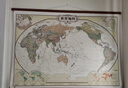 欧式复古地图：中国+世界地图挂图（1.5米*1.1米 仿古地图装饰画挂画 仿红木挂杆 套装2张） 实拍图