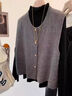 妙奕嘉灰色针织马甲外穿小香风背心女春装2026新款上衣洋气时尚外搭开衫 灰色小金扣法式针织马甲 均码 【建议118斤以内】 实拍图