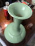 景德镇陶瓷器仿古新中式颜色釉花瓶工艺品客厅摆件家居酒柜玄关书房电视柜办公室博古架茶室装饰品瓷瓶摆设 仿古颜色釉豆青竹节扁瓶（配木质旋转底座） 实拍图