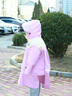 牧萌儿童雨衣男女童带书包位防水透气宝宝时尚风衣式雨披 香芋紫 2XL 实拍图