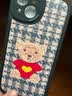 吟悦 适用苹果13/pro/max手机壳 iPhone新款卡通13mini全包镜头防摔网红硅胶皮纹软壳毛衣熊女款 (炫酷黑)红色毛衣熊黑-贈保护膜 苹果13 实拍图