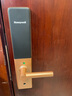 霍尼韦尔（Honeywell）智能门锁3500 双轴承高端握把AI指纹锁 电子锁防盗家用入户门锁 超薄下置把手 3500金色 实拍图