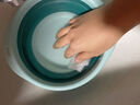 初舍（CHUSHE）折叠脸盆塑料盆 婴儿洗衣脸盆宿舍学生家用 便携式旅行加厚耐用 中号蓝白+1个挂钩 实拍图