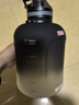 恩尔美（nRMEi）吨杯吨桶运动水杯超大容量男健身Tritan茶水分离耐高温水壶杯子 【新款提绳背带/双饮-灰】2600ml 实拍图