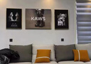 莫小邪   轻奢潮流kaws客厅装饰画芝麻街公仔沙发背景墙挂画暴力熊床头壁画北欧大气简约潮牌三联挂画 莫小邪085 中间40*30+左右20*30布纹膜三联画 黑边 实拍图