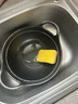 九铸 铸铁锅加深双耳大炒锅圆底炒菜锅家用老式生铁锅无涂层不粘锅 双耳-圆底炒锅（木盖款） 28cm 实拍图