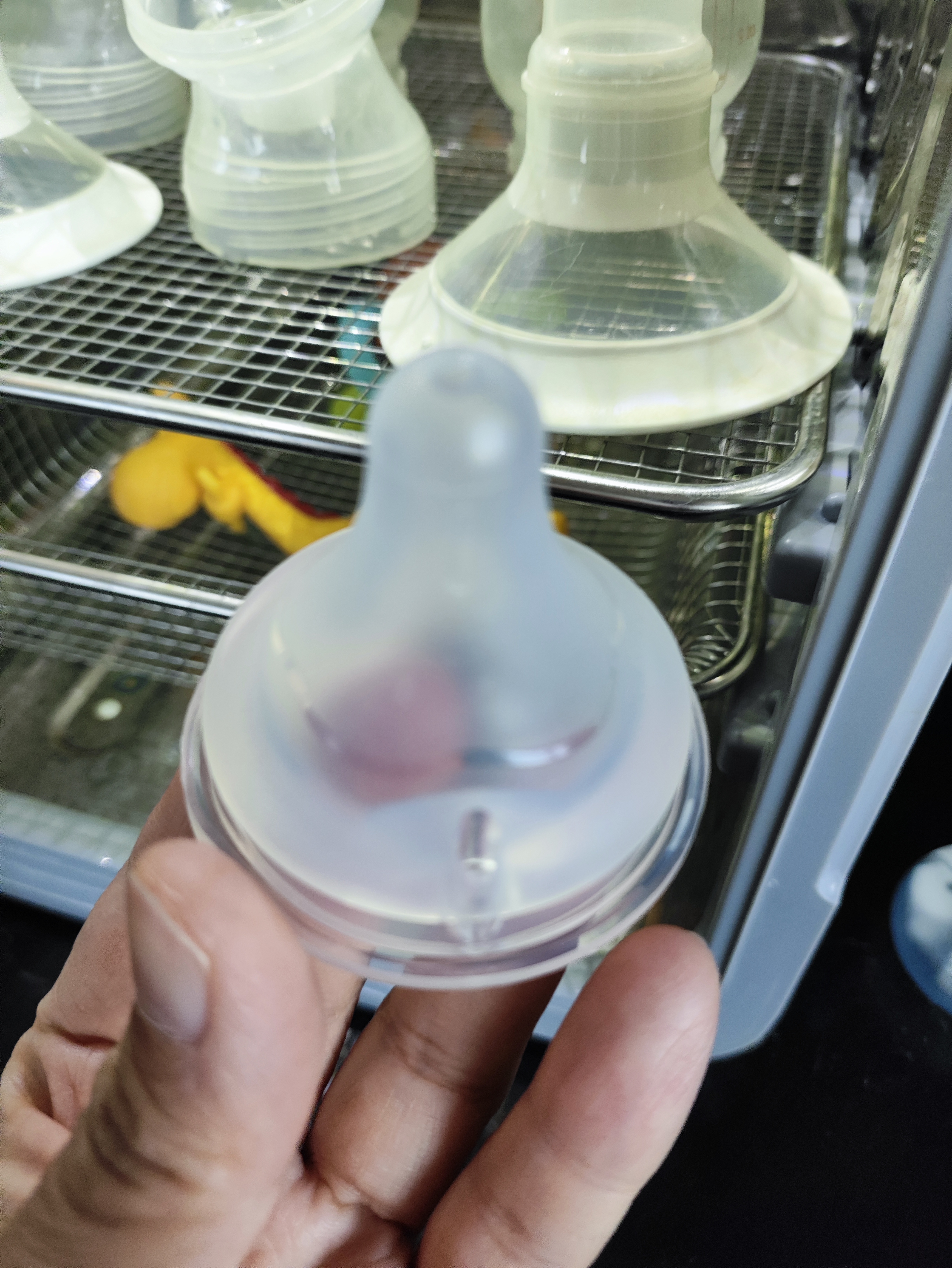 新安怡（AVENT）飞利浦奶瓶奶嘴新生儿宽口径进口仿母乳防胀气硅胶奶嘴 升级3.0奶嘴4号 3-6月 1只装 单个 实拍图