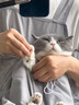 驭瑛撸猫围裙专用衣服抱猫服猫咪剪指甲固定包神器围兜防毛罩衣不粘毛 轻薄-撸猫围裙(带洞) 实拍图