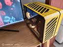 方糖机械大师  酷方 C28脉冲 兼容 MATX/ITX主板机箱  240水冷/仅支持SFX/L电源， 风冷散热/支持ATX14cm电源 活力黄 官方标配 实拍图