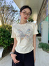 真维斯（JEANSWEST）抽褶短袖t恤女装夏季2025新款纯色正肩收腰半袖甜辣修身短款上衣 米色 芙蓉花小兔_前左肩 L 实拍图