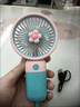 电风扇多图案手持电风扇 可手持可放置桌面手机支架 马卡龙配色可充电便携式小风扇夏季多巴胺配色 小花风扇【颜色随机】 实拍图