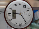 北极星（POLARIS）钟表挂钟客厅家用静音时钟现代挂墙简约挂表2025新款石英钟 【静音机芯】日历款-木纹色 10英寸（直径25.5厘米） 实拍图