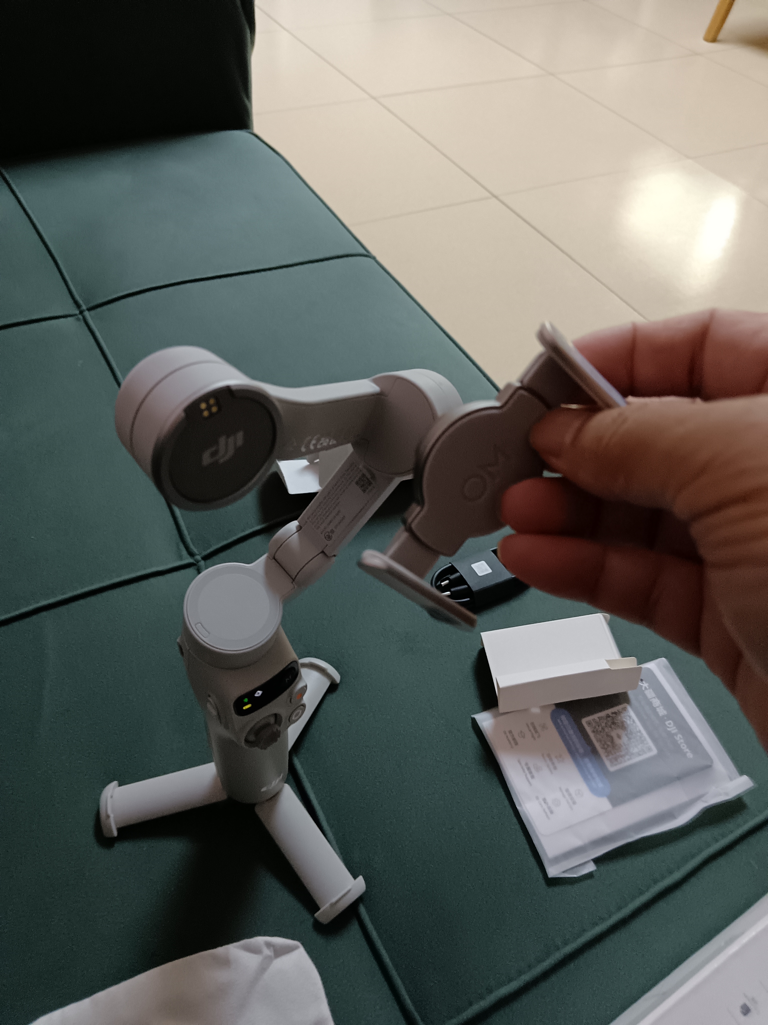 大疆（DJI）OM7 7P 手机云台稳定器 手持vlog AI跟拍 增稳防抖自拍杆Osmo Mobile 7 手机稳定器 手势跟拍 OM 7+ iPhone 易用套装（磁吸快拆背贴） 标配 实拍图