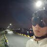 洛克兄弟（ROCKBROS） 骑行头盔带风镜山地公路自行车头盔男女一体成型炫彩安全帽 黑色：58-62cm 灰色+透明镜片 实拍图