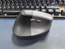 罗技（Logitech）Lift人体工学鼠标 左手垂直鼠标 中小手鼠标 无线蓝牙鼠标 3台设备秒切换 带Logi Bolt接收器 黑色 实拍图